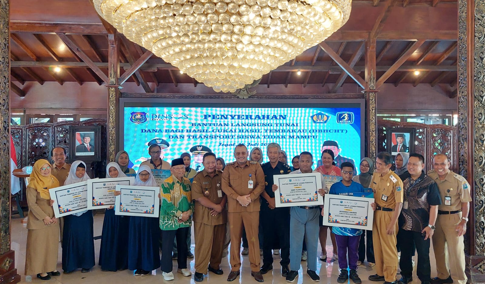 Wali Kota Tegal Serahkan BLT DBHCHT dan Bantuan Transport bagi Siswa Tidak Mampu