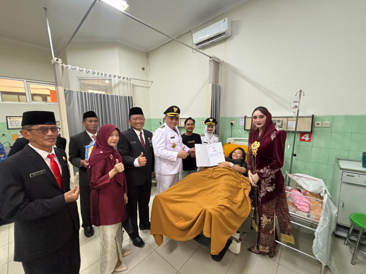Kelahiran Bayi Spesial di Hari Kemerdekaan ke-81, Wali Kota Serahkan Langsung Dokumen Kependudukan