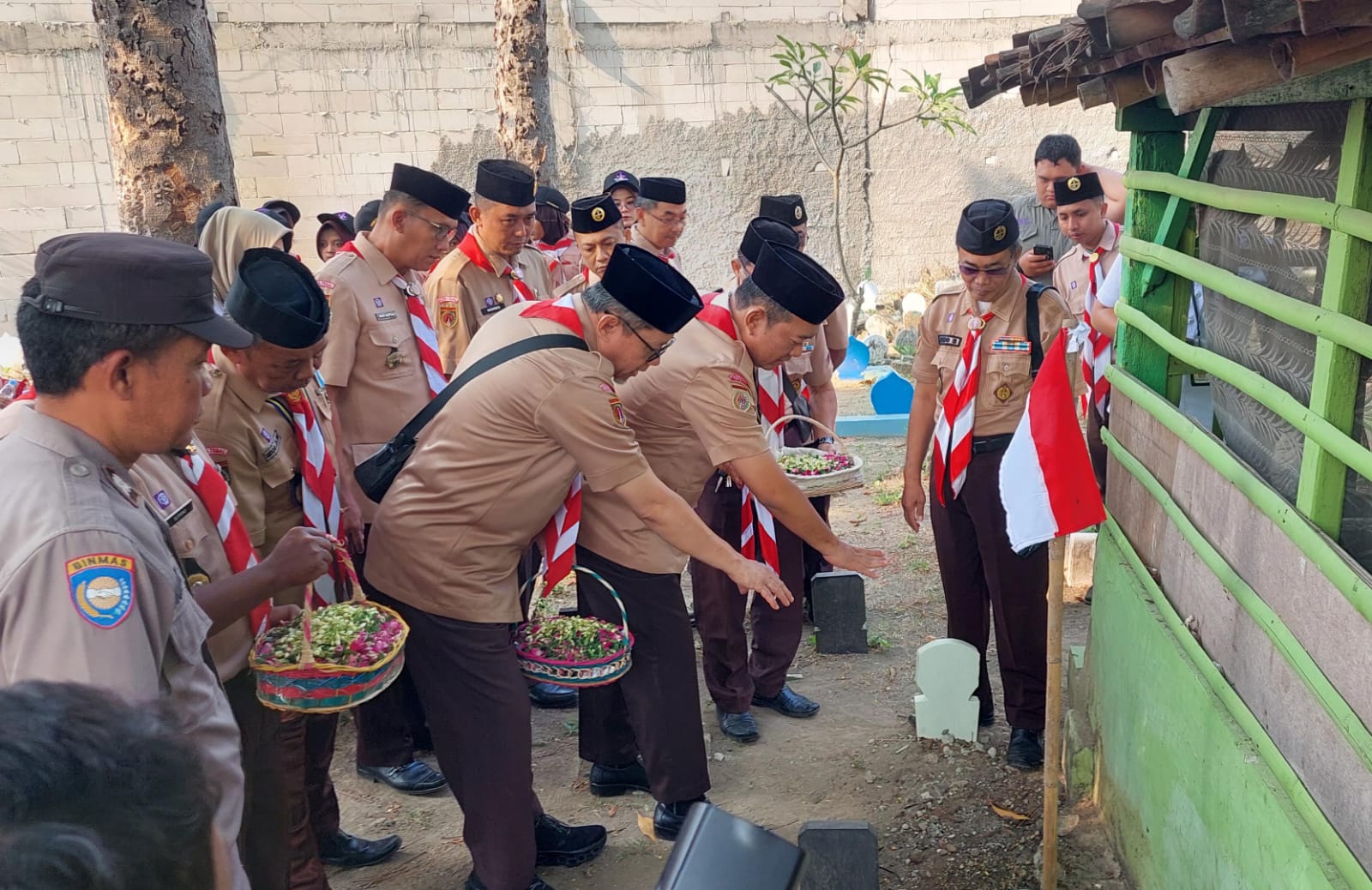 Peringati Hari Pramuka ke-65, Kwarcab Kota Tegal Ziarah ke Makam Ketua Pertama
